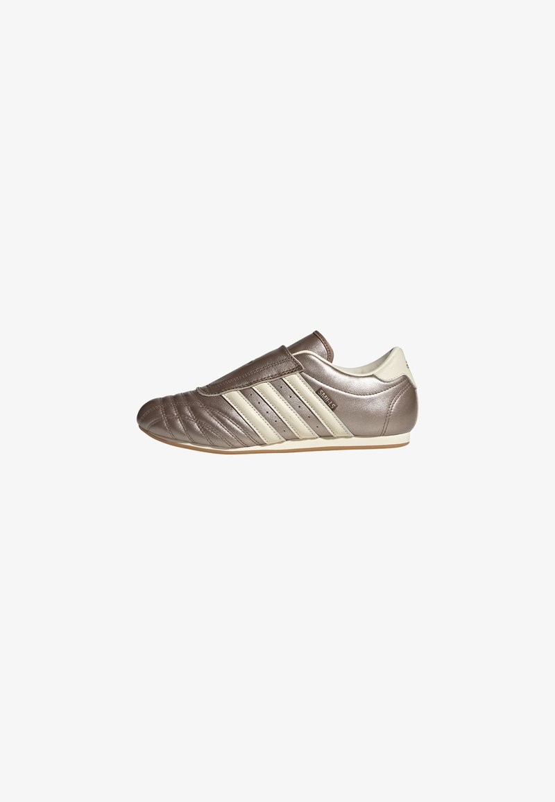 Pantofii atletici slip-on de culoare maro și crem, cu un superior din piele netedă, design cu vârf ribbat și trei dungi decorative pe lateral.