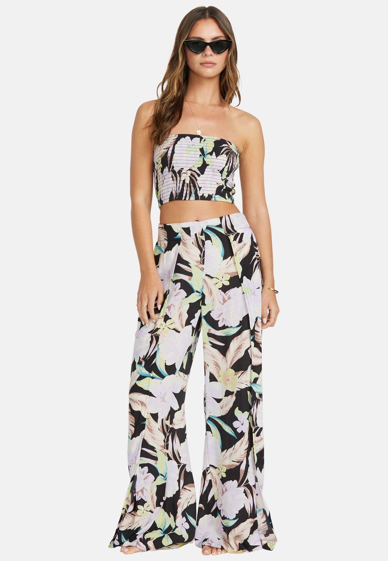 Completo a due pezzi composto da un top corto senza spalline con design arricciato e pantaloni a gamba larga con un motivo floreale nero e pastello.