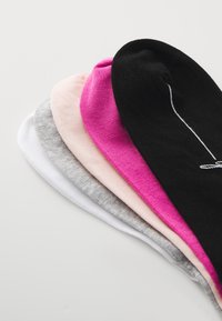Fem par lave sokker i sort, pink, grå, hvid og lys pink; lavet af blødt stof med en glat tekstur og farvevariation.