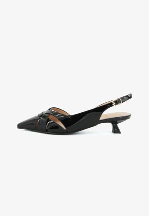 Scarpa da donna con tacco basso, cinturino posteriore slingback, in pelle verniciata nera, punta a punta e dettaglio di cinturino intrecciato incrociato.
