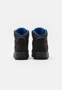Schwarze Wildleder- und Netz-Wanderschuhe mit gepolstertem blauen Innenfutter. Merkmale sind eine Gummisohle, verstärkter Fersenbereich und orangefarbene Akzente an der Seite.