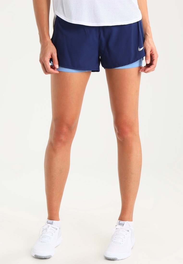 Laivaston siniset urheilushortsit vaaleansinisin yksityiskohdin, valmistettu kevyestä kankaasta. Shortsissa on Nike-logo sivussa sekä rento istuvuus.