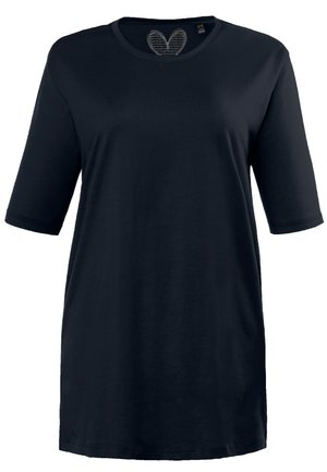 Abito t-shirt nero in cotone morbido, con maniche corte, scollatura arrotondata e un sottile design a forma di cuore all'interno del colletto.