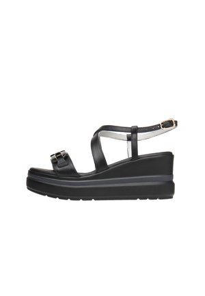 Czarne sandały na koturnie z regulowanym paskiem wokół kostki, otwartym palcem i ozdobnymi elementami metalowymi; podeszwa z teksturowanej gumy zapewniająca przyczepność.