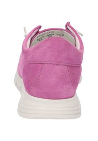 Baskets en daim rose avec semelle en caoutchouc blanc, forme arrondie et texture douce. Elles possèdent une languette à l'arrière et des détails de couture au niveau du talon.