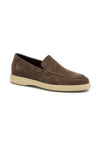 Scarpa slip-on in suede marrone con punta arrotondata e suola in gomma beige a contrasto. Presenta dettagli di cucitura lungo la tomaia e una texture liscia.