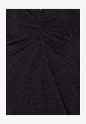 Top de punto negro con un diseño retorcido en el centro, con brillo metálico en todo su superficie y una sutil textura.