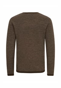 Pull marron tricoté à manches longues avec un col rond et une bordure sombre aux poignets et à l’ourlet, vu de dos.