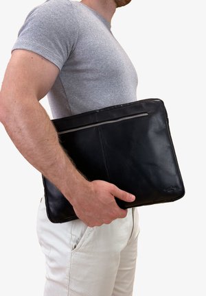 Schwarze Laptop-Hülle aus Leder, schlankes Design, rechteckige Form, glatte Textur, mit einem silbernen Reißverschluss entlang der oberen Kante.