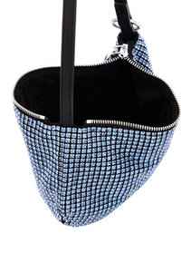 Blå håndtaske prydet med rhinsten, med en sort stofforing, der har lynlåslukning og en slank strop til bæring.