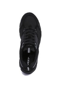 Chaussure de sport noire avec tige en maille, languette rembourrée, lacets plats et accents gris. Bout arrondi et semelle en caoutchouc texturée.