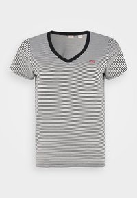 Černobíle pruhované tričko s V-výstřihem a krátkým rukávem, s černým výstřihem a malým červeným logem na hrudi.