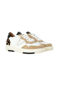 Sneakers bianchi e beige realizzati in suede e pelle, con punta perforata, dettagli neri e un motivo leopardato nella parte posteriore.