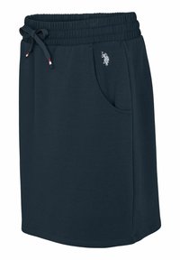 Jupe bleu marine longueur genou avec taille élastique, cordon, poche latérale et petit logo brodé blanc de joueur de polo.