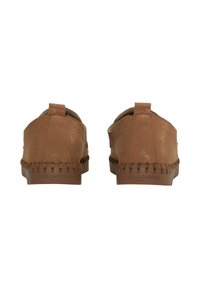 Zapatos de cuero marrón tipo slip-on con un acabado texturizado, costuras decorativas a lo largo de la suela y una pestaña en la parte trasera para facilitar su uso.