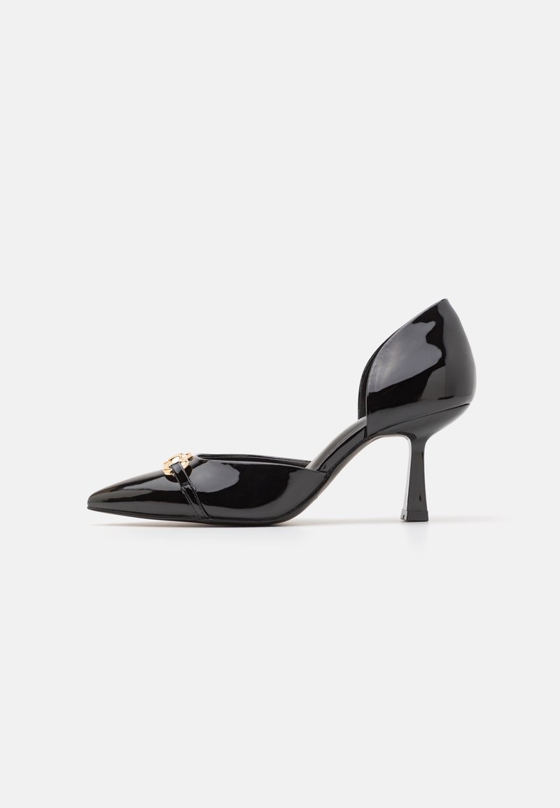 Chaussure à talon haut en cuir verni noir avec bout pointu et détail de boucle dorée sur fond blanc uni.