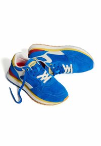 Niebieskie zamszowe sneakersy z białymi akcentami, okrągłym noskiem, kontrastującą żółtą i czerwoną podeszwą oraz płaskimi sznurowadłami. Zawierają przeszywane detale i logo.