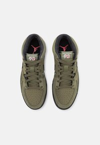 Jordan JORDAN STADIUM 90  - Sportcipő - medium olive/black/university red/sail