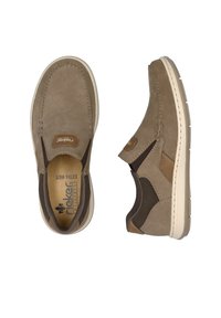 Bruine suède instap schoenen met contrasterende donkerbruine en tan accenten, ronde neus, elastische zijpanelen en een witte rubberen zool.