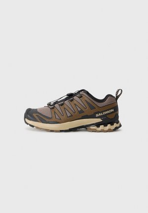 Brauner und schwarzer Salomon Trailrunning-Schuh mit Mesh-Obermaterial, Schnürverschluss, robuster Sohle und Zuglasche an der Ferse, seitliche Ansicht.