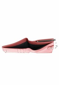 Cartera de cuero rosa abierta, mostrando el compartimento principal vacío, los slots para tarjetas y el bolsillo para monedas con cierre de metal.