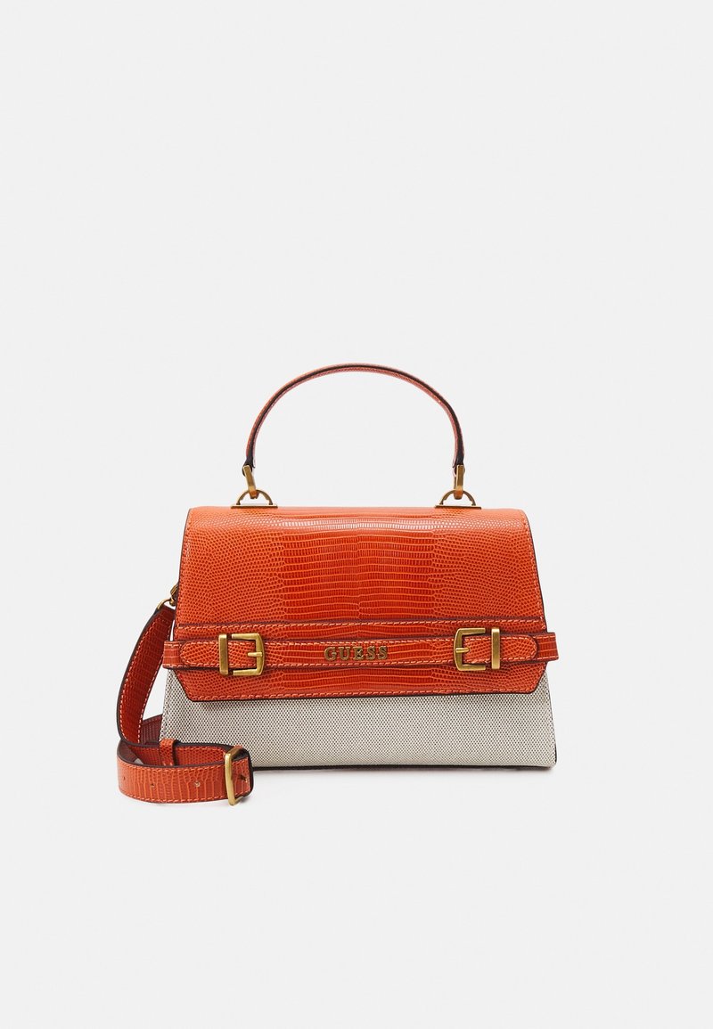 Sac à main structuré avec rabat texturé orange et poignée, corps en tissu beige, détails de boucle dorée et bandoulière orange réglable.