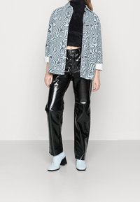 Monki Stickad tröja - black