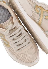 Sneakers beige con tomaia in mesh e suede, dettagli oro e verde menta, lacci piatti e suola in gomma testurizzata.