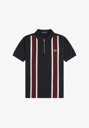 Schwarzes Polohemd mit kurzen Ärmeln, bordeauxroten und weißen vertikalen Streifen, Viertelreißverschluss und einem kleinen weißen gestickten Lorbeerlogo auf der Brust.