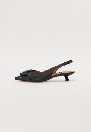 Scarpa slingback in pelle nera con punta affusolata, dettaglio a fiocco sulla parte superiore e tacco basso e angolare. Texture liscia e design minimalista.