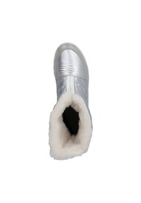 Bota aislada plateada con un exterior liso y brillante y un forro interior suave y esponjoso en blanco. Presenta una punta redondeada y una costura en el centro.