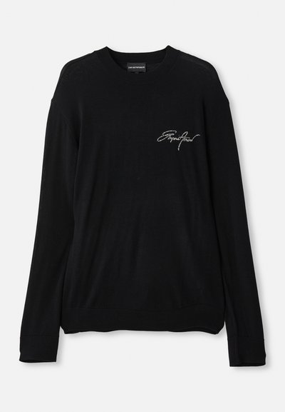 Μαύρο μακρυμάνικο πουλόβερ από βαμβάκι. Διαθέτει ριμπ κλειστό λαιμό, μανσέτες και στρίφωμα, με ένα μικρό κεντημένο λογότυπο στο στήθος.