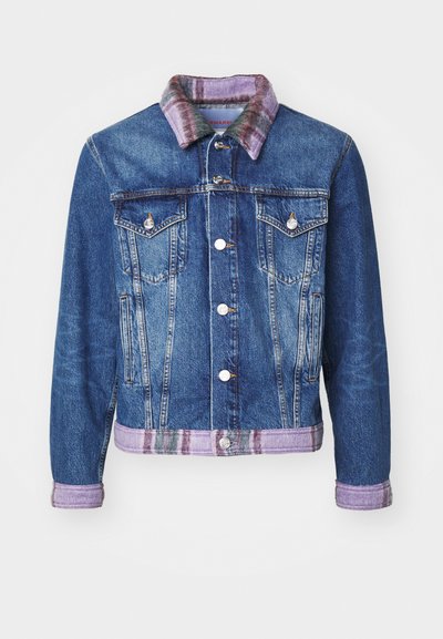 Jeans jakna s klasičnim dizajnom, modre barve, dvema sprednjima žepoma, srebrnimi gumbi ter vijoličastim karirastim ovratnikom in usklajeno obrobo.