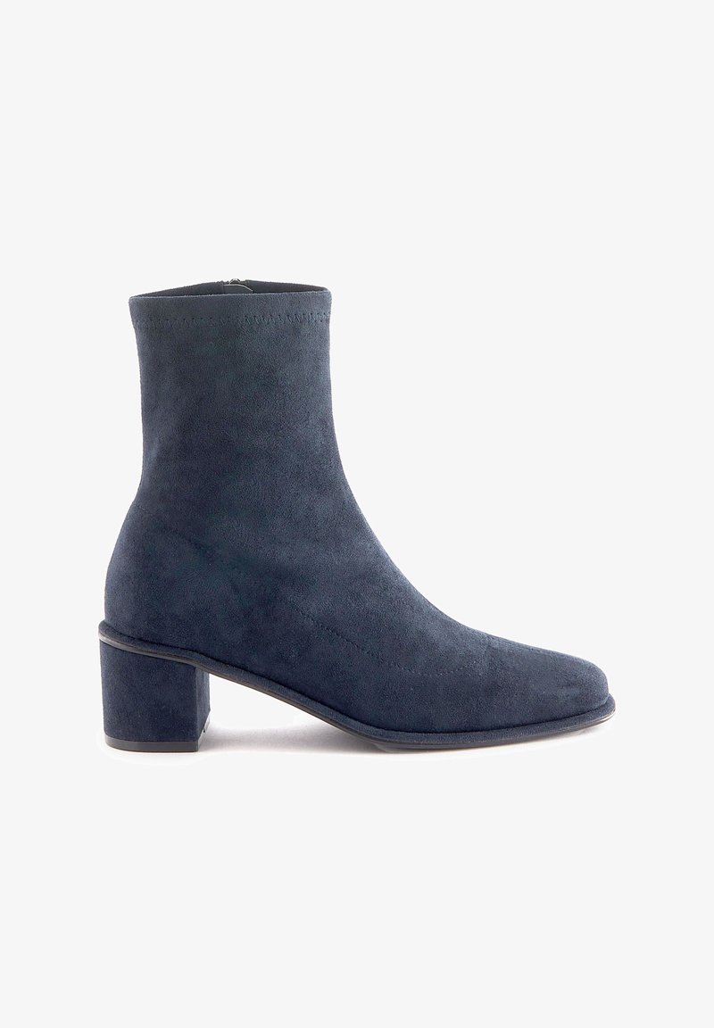 Bottine en daim bleu marine avec talon bloc et fermeture éclair latérale, design minimaliste et bout arrondi.