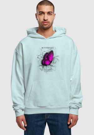Lysblå hoodie med en stor lila sommerfuglegrafik på fronten, med ordet "SOMMERFUGLE" ovenfor og ekstra tekst nedenfor.