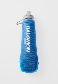 Blauwe zachte fles met een golfpatroon, voorzien van grijze hardware en een tuit. Gemarkeerd met "SALOMON" en isolatiedetails. Lichtgewicht, flexibele ontwerp.