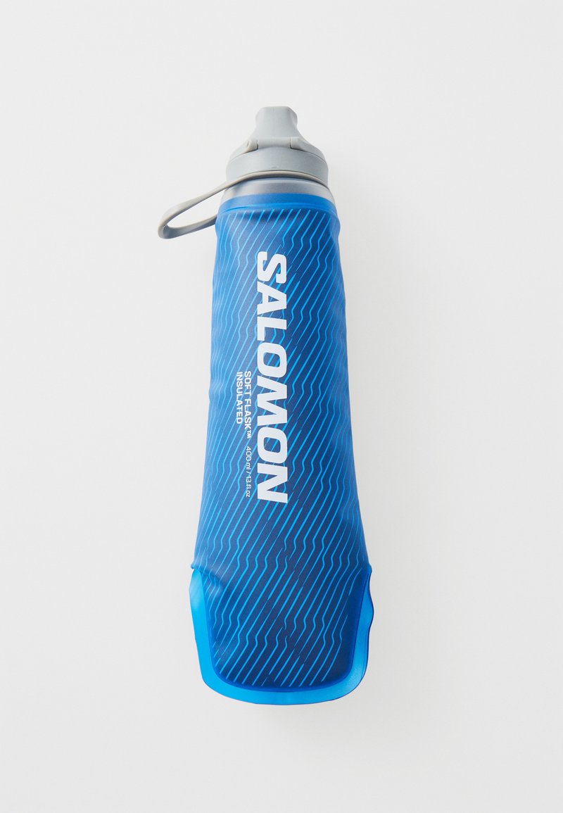 Blauwe zachte fles met een golfpatroon, voorzien van grijze hardware en een tuit. Gemarkeerd met "SALOMON" en isolatiedetails. Lichtgewicht, flexibele ontwerp.