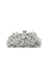 Graue Blumen-Clutch mit Stoffblütenblättern, metallischem Rahmen und zwei runden Verschlüssen. Verfügt über eine weiche Textur und eine abgerundete Form, ideal für formelle Anlässe.