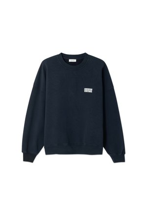 Tumši zils kokvilnas džemperis ar apaļu kakla izgriezumu, ribveida aprocēm un mazu baltu "AMERICAN VINTAGE" logo uz krūtīm.