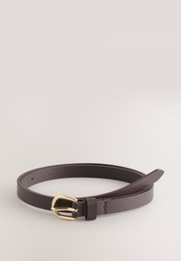 Cintura in pelle marrone con una texture liscia e raffinata e una fibbia in metallo dorato. Dotata di un unico passante in pelle e fori per la regolazione della taglia.