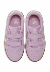 Fioletowe tenisówki z podwójnymi paskami na rzep, białymi akcentami, perforowanym przodem buta i beżową gumową podeszwą. Logo wewnątrz i na przedniej części buta.