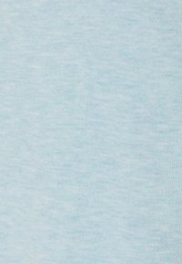 Vaaleansininen kangas, jossa on hienovarainen meleerattu rakenne, sileä pinta ja tasainen väri koko materiaalin alueella.