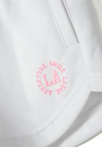 Felpa bianca con texture a coste, con un logo ricamato rosa "LA" all'interno di un design circolare sul davanti.