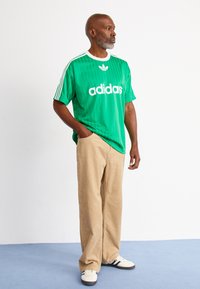 adidas Originals ADICOLOR - Nyomott mintás póló - green/white