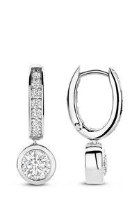 Silberne Creolen mit sechs kleinen Diamanten am Verschluss und einem großen runden Diamanten, der am Ende baumelt.