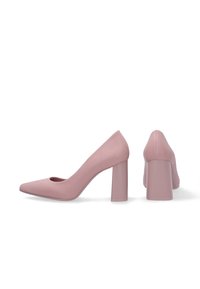 Růžové lodičky na vysokém podpatku vyrobené z hladkého materiálu, s špičatou špicí a blokovým podpatkem pro stabilitu. Minimalistický design bez ozdob.