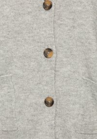 Grauer gestrickter Cardigan mit drei großen braunen Knöpfen, zwei frontalen Taschen und einem strukturierten Stoff.