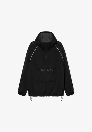 Sort letvægtsanorak med hætte, der har refleksgule detaljer, en frontlomme og justerbare snore i kanten og ved ærmerne.