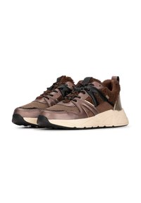 Baskets de sport marron avec un mélange de mailles et de matériaux lisses, arborant des accents en fourrure texturée, des lacets noirs et une semelle épaisse de couleur crème.