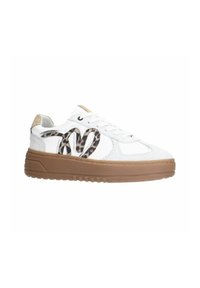 Weiße flache Sneaker aus Wildleder und Leder, mit einer braunen Gummisohle und einem Leopardenmuster-Akzent in Herzform.